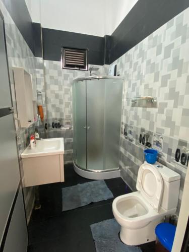 MullaittivuSunset Chalet的带淋浴、卫生间和盥洗盆的浴室