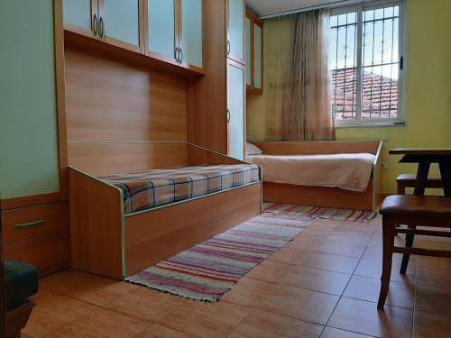 地拉那Enki's Guesthouse的一间位于客房角落的带一张床的房间