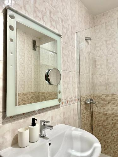 蒙福特·德·莱蒙斯Lemos Sol的一间带水槽、镜子和淋浴的浴室