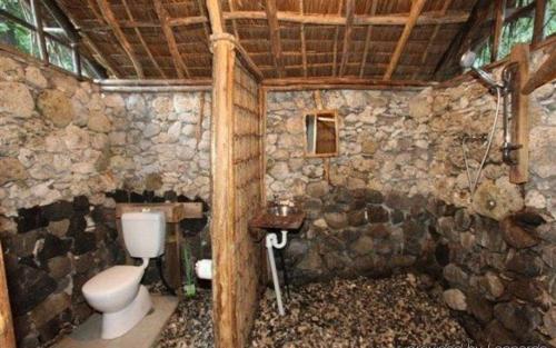 LénakelTanna friendly bungalow的石质浴室设有卫生间和水槽