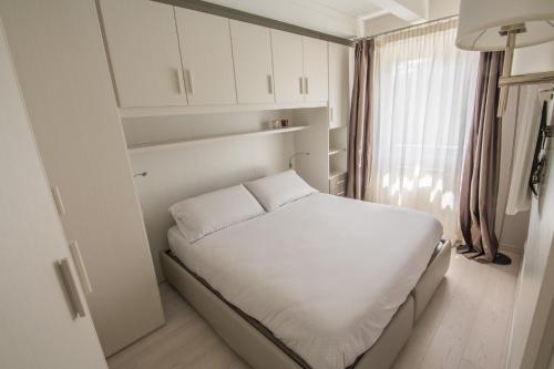 泰穆BILOCALE BELLA VISTA的一间小卧室,配有白色的床和窗户