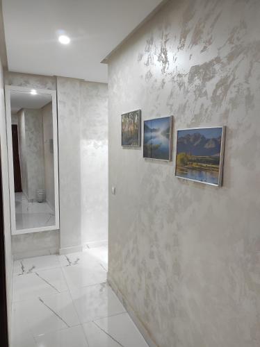 纳祖尔La Joie Al Jadid的浴室墙上有三幅画