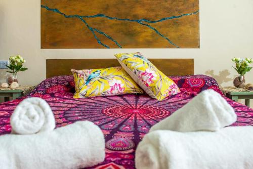 菲安巴拉Amaragua的一张带两条毛巾和两个枕头的床