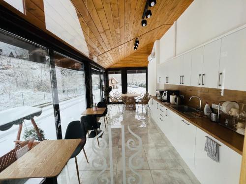 什恰夫尼察Willa FOLK Pieniny的厨房配有白色橱柜和木制天花板