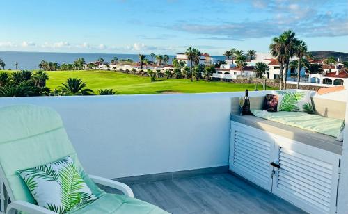 圣米格尔德阿沃纳Fantastic sea and golf course view house with 3 bedrooms的阳台配有椅子,享有海景