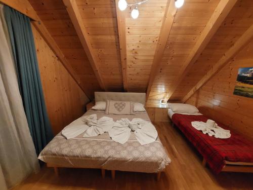 塔尔维西奥Al sentiero di Charly的小木屋内一间卧室,配有一张床
