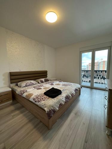 乌罗舍瓦茨4-YOU Apartment的一间卧室设有一张床和一个大窗户