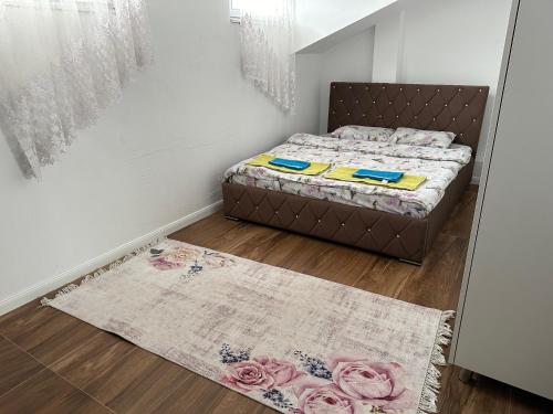 GnjilaneSA Apartment的一间小卧室,配有床和地毯