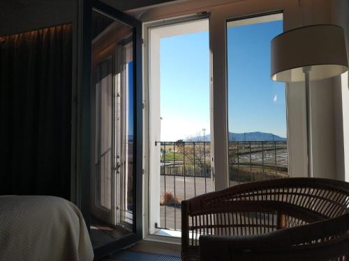 代尔特布雷MAS CATXINA Hotel Boutique 4 estrellas的一间卧室设有一张床和一个美景窗户。