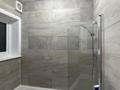 布罗姆利Double Room With Free WiFi Keedonwood Road的浴室里设有玻璃门淋浴
