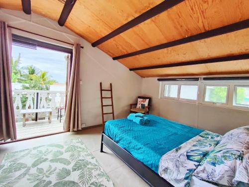 蓝海湾Mermaid Cove的一间卧室设有一张床和一个大窗户
