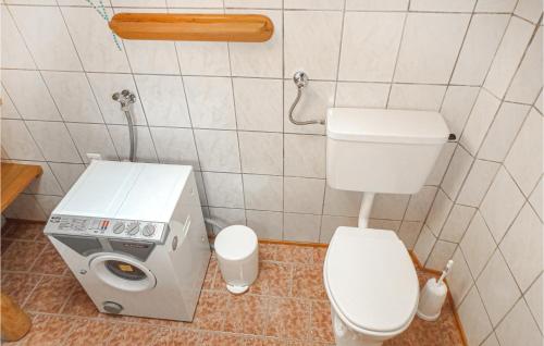 EbersteinNice Home In Klein St, Paul With Kitchen的一间带卫生间和一台机器的小浴室