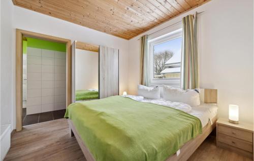 阿尔特费尔阿尔特费尔/吕根岛87号度假屋 - 带桑拿浴室的一间卧室设有一张大床和一个窗户。
