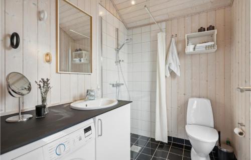 Lundby3 Bedroom Cozy Home In Lundby的白色的浴室设有水槽和卫生间。