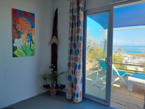 Rodrigues IslandBlue View Terrace的客房设有滑动玻璃门,享有海景。