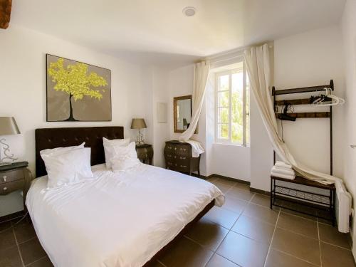 圣西普里安L'Enea Terrasse的卧室配有白色的床和窗户。