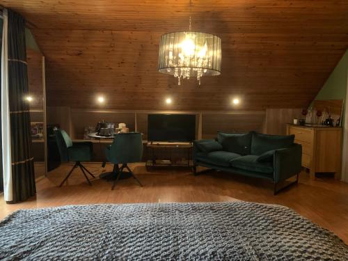 根特Efes home的客厅配有绿色沙发和桌子