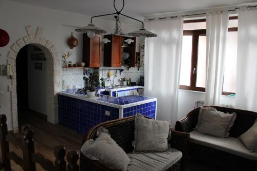 巴勒莫A casa di zia Maria的客厅设有蓝色瓷砖厨房