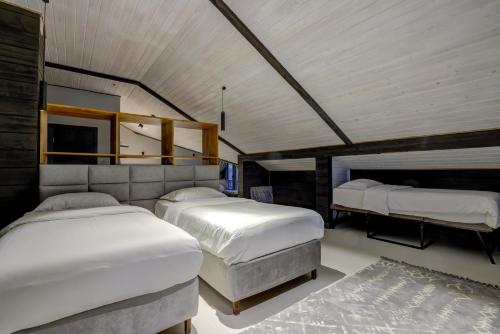 博斯特里Olimp Hotel的一间卧室,配有两张床