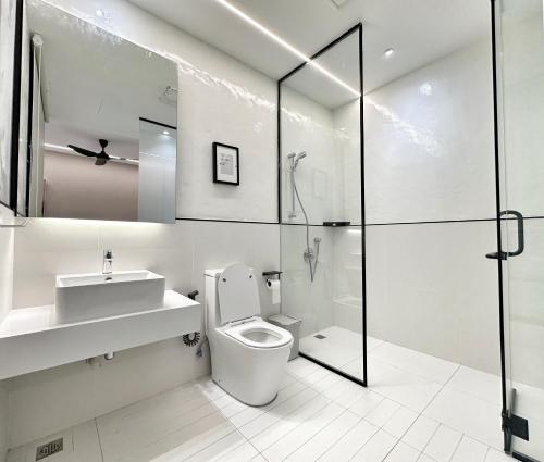 乔治市Designer Guesthouse Pulau Tikus & Gurney Drive, Georgetown, Penang的浴室配有卫生间、盥洗盆和淋浴。