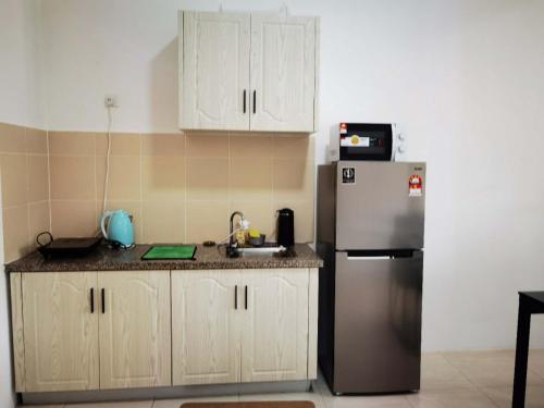 瓜埠LANGKAWI FAMILY DELUXE HOUSE FOR 7Pax的厨房配有冰箱和水槽