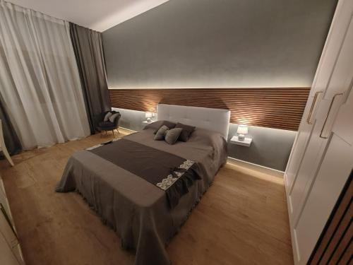 罗马Domus Aldini的一间卧室配有一张大床和两盏灯。