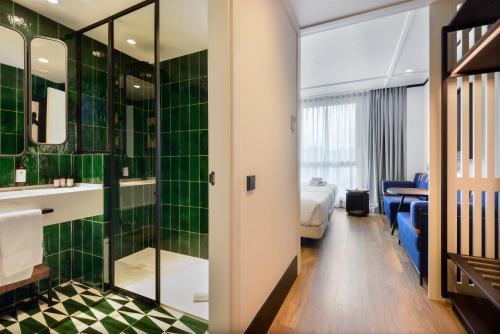 圣塞瓦斯蒂安Hotel Tres Reyes San Sebastián的酒店客房设有绿色瓷砖浴室。