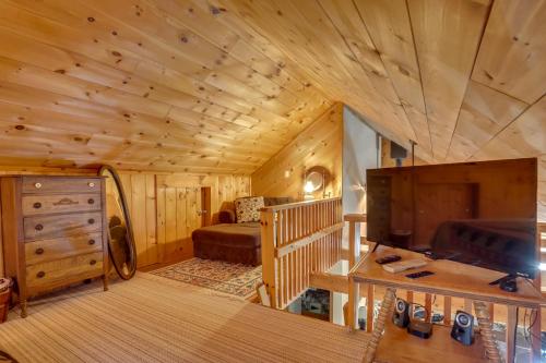 RhinelanderLakefront Rhinelander Cabin with Dock and Fire Pit!的小木屋间 - 带床和木制天花板