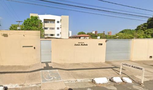 特雷西纳Loft charmoso na zona Leste de Teresina的一个空的停车场,有两个车库和一个大楼