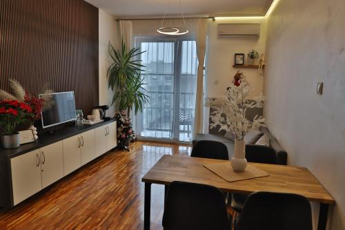 华沙Praga Premium Comfort的客厅设有餐桌和椅子