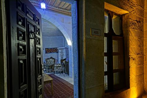 于尔居普卡帕多西亚MDC窑洞酒店的通往带用餐室的房间的开放式门