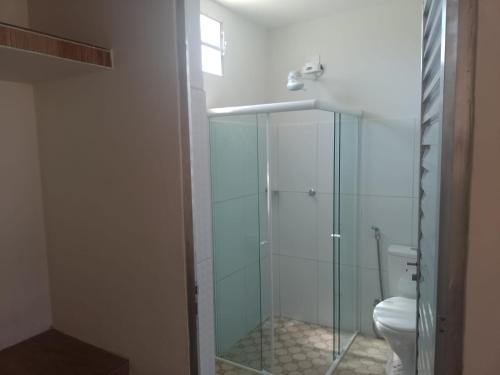 佩罗巴Casa morada da praia 5的一间带玻璃淋浴和卫生间的浴室