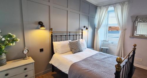 奥本Three Oban的一间小卧室,配有床和窗户