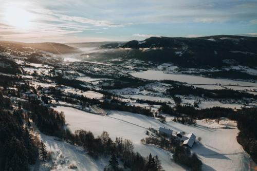 ØyerHafjell Farmhouse的享有雪覆盖的山谷的空中美景,