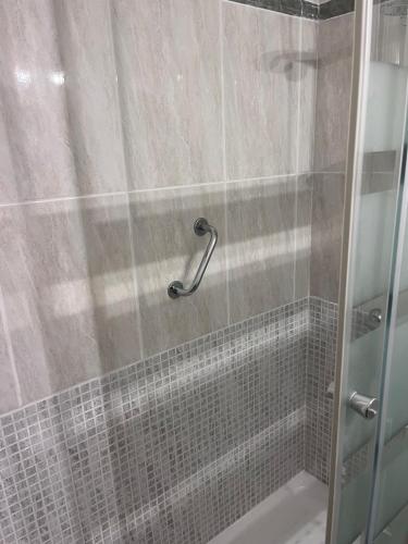 San Juan de la ArenaLos Quebrantos的浴室里设有玻璃门淋浴