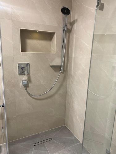 基姆湖畔普林Luxurious apartment with garden的带淋浴的浴室,带玻璃门