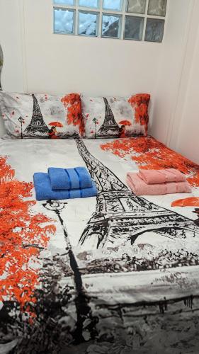 蒙特勒伊à 30 minutes de tour Eiffel的一间卧室配有一张带绘画的床铺