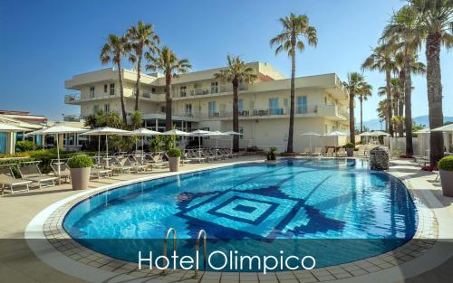 庞特卡格纳诺奥林匹科酒店的酒店前方的大型游泳池