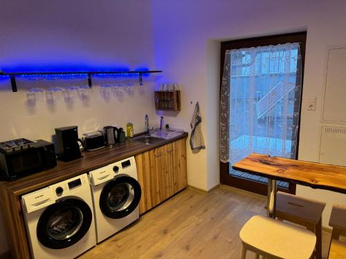 卡尔斯鲁厄5-room apartment (120 sqm) with 2 bathrooms, 2 kitchens, bar area & balcony directly in the city centre的厨房配有洗衣机和水槽
