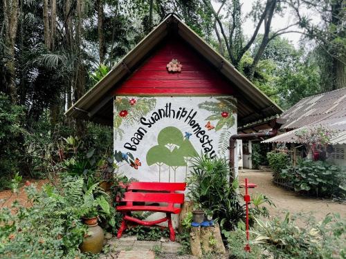 Ao LukBaan Suanthip Homestay - Aoluek Natural Retreat的坐在小房子外的红色长凳