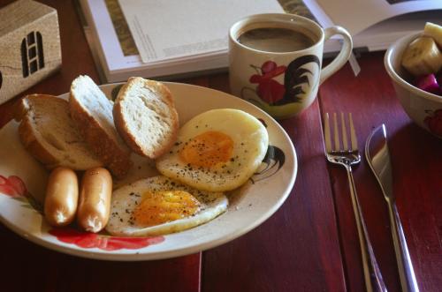 万象House Of Jars的鸡蛋和烤面包片,咖啡