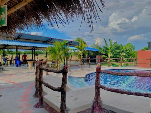 内瓦Hotel campestre la isla的一个带游泳池和棕榈树的度假村