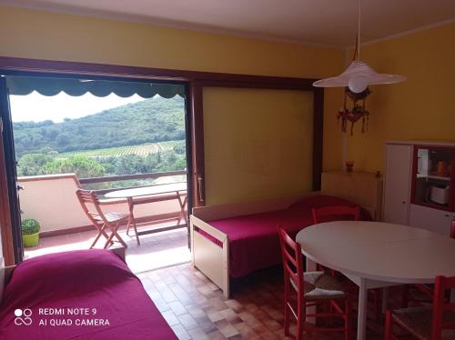 拉科纳La mi' Elba的一间设有桌子的房间和一间享有美景的用餐室