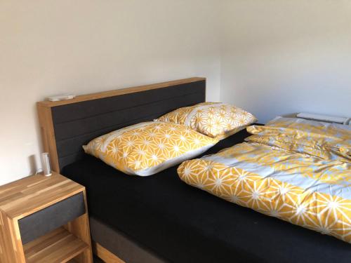 GrafenwörthStudentenwohnung的卧室内两张并排的床