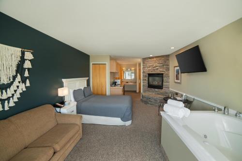 Montague风向标酒店的酒店客房配有一张床和浴缸。