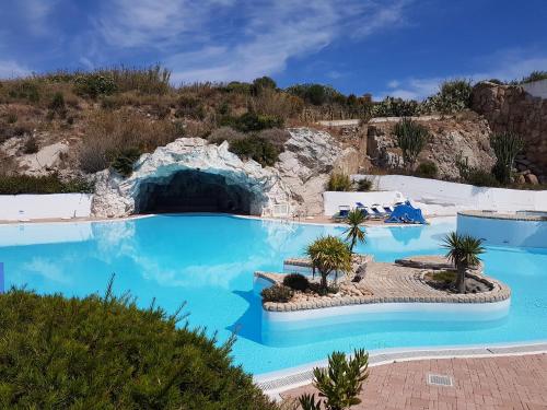 圣特雷莎加卢拉Charme Suite B&B Experience的度假村内一个蓝色的大泳池