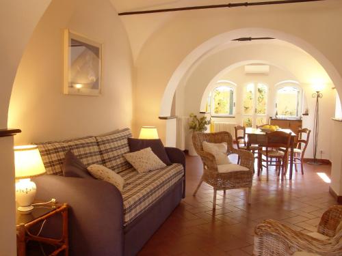 莱万托Villanova - Nature & Wellness的客厅配有沙发和桌子