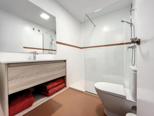 埃斯塔蒂特La Bella Lola Estartit Rental的浴室配有卫生间、盥洗盆和淋浴。