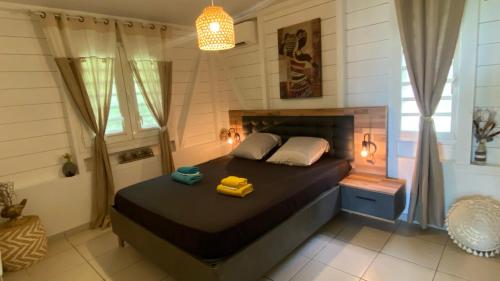 Saint-PierreMAJO BEACH的一间小房间的卧室,配有一张床铺