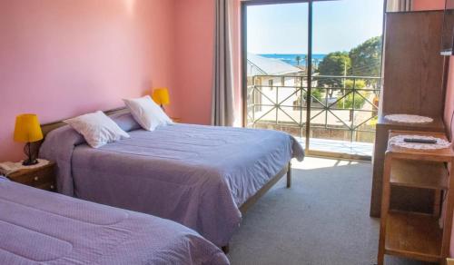 皮奇勒姆罗卡斯德尔太平洋酒店的一间卧室设有两张床和大窗户